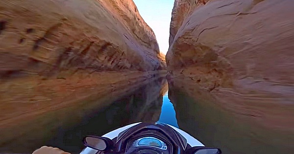 Mit dem Jet Ski durch einen Canyon