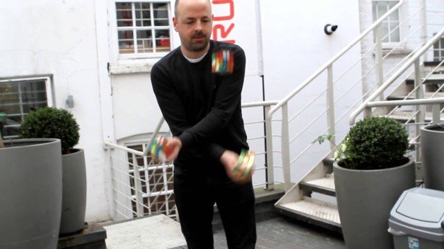 3 Zauberwürfel beim Jonglieren lösen – Cool!